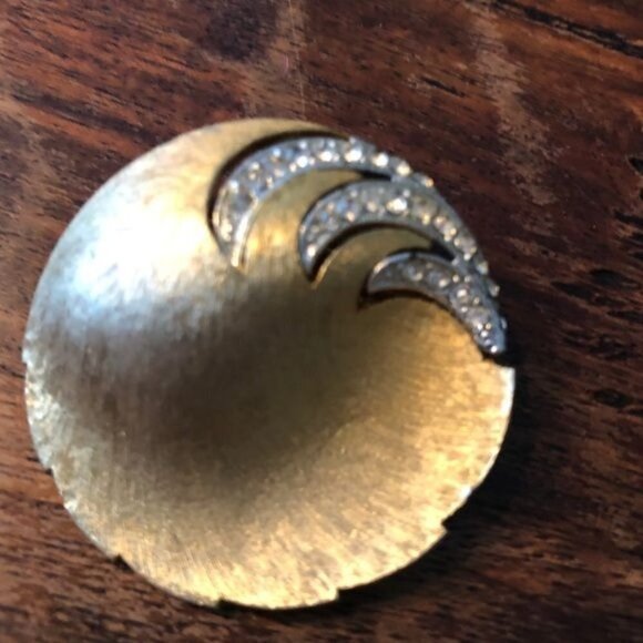 Two Vintage Brushed Gold Brooches - Picture 10 of 10